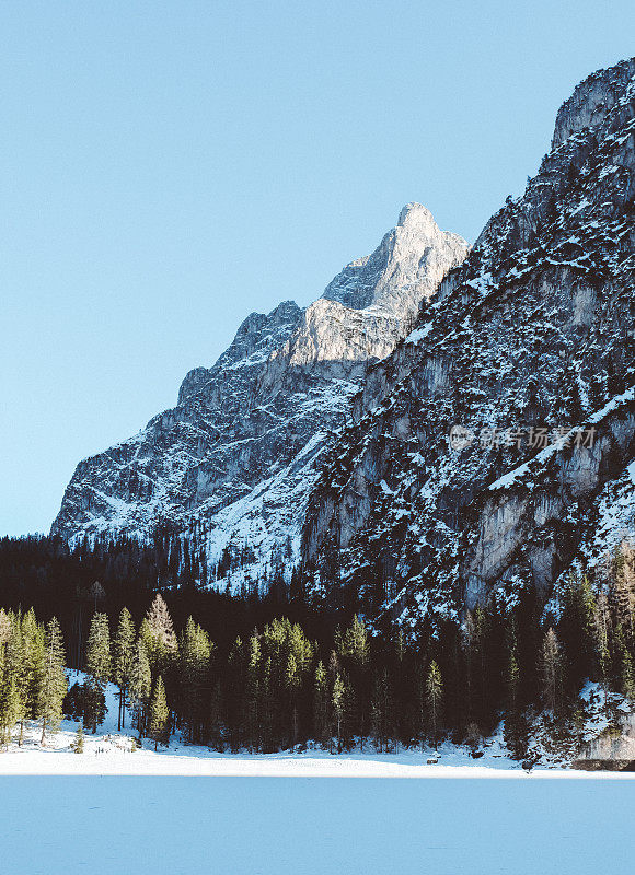 在Dolomites阿尔卑斯山的Lago Di braes的圣诞仙境